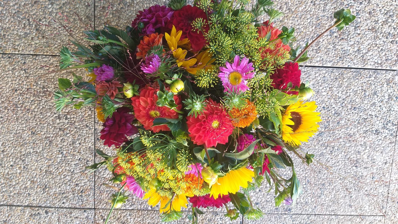 Bouquet champêtre de tournesols, zinnias et fleurs d’été
