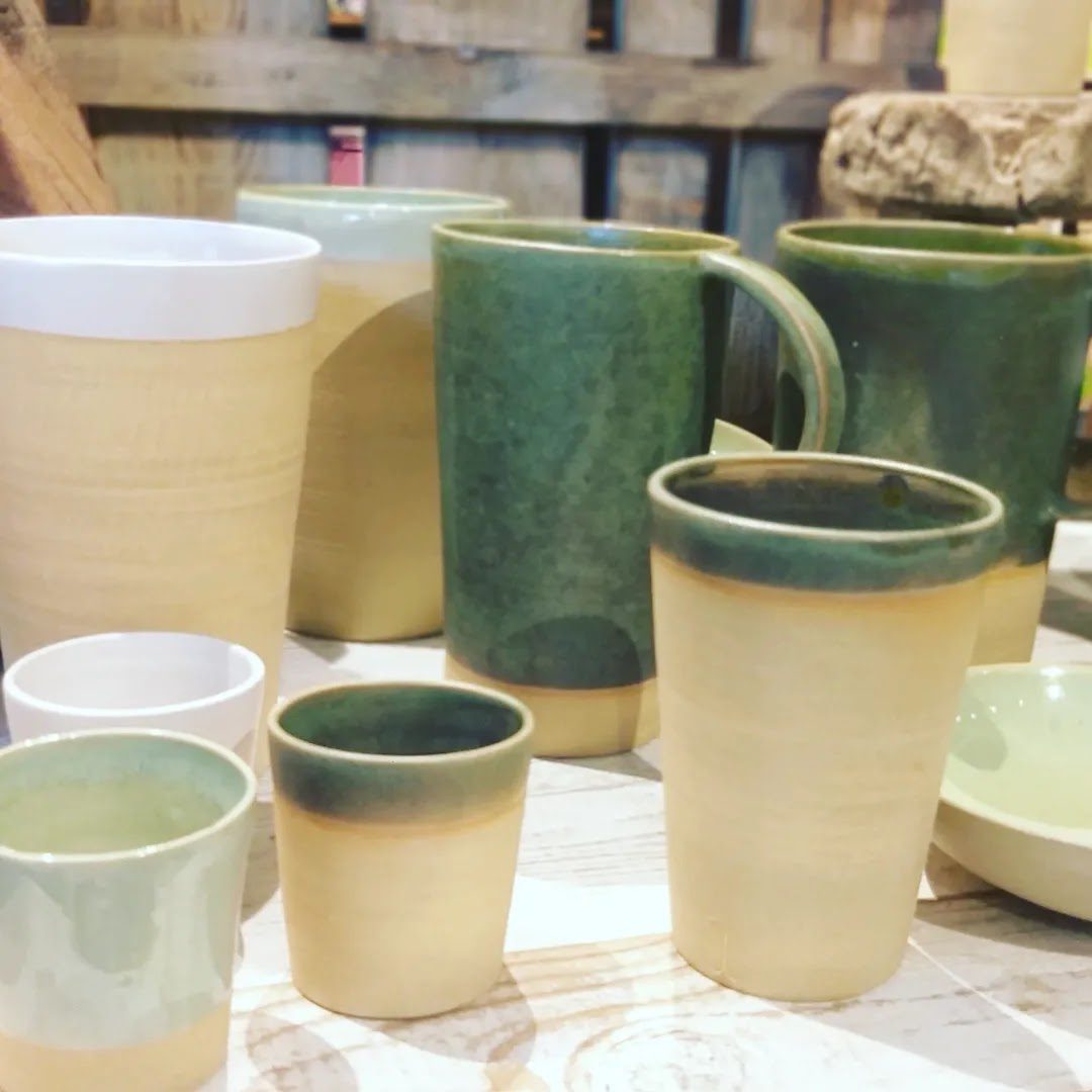 Gobelets en céramique aux émaux verts et crème