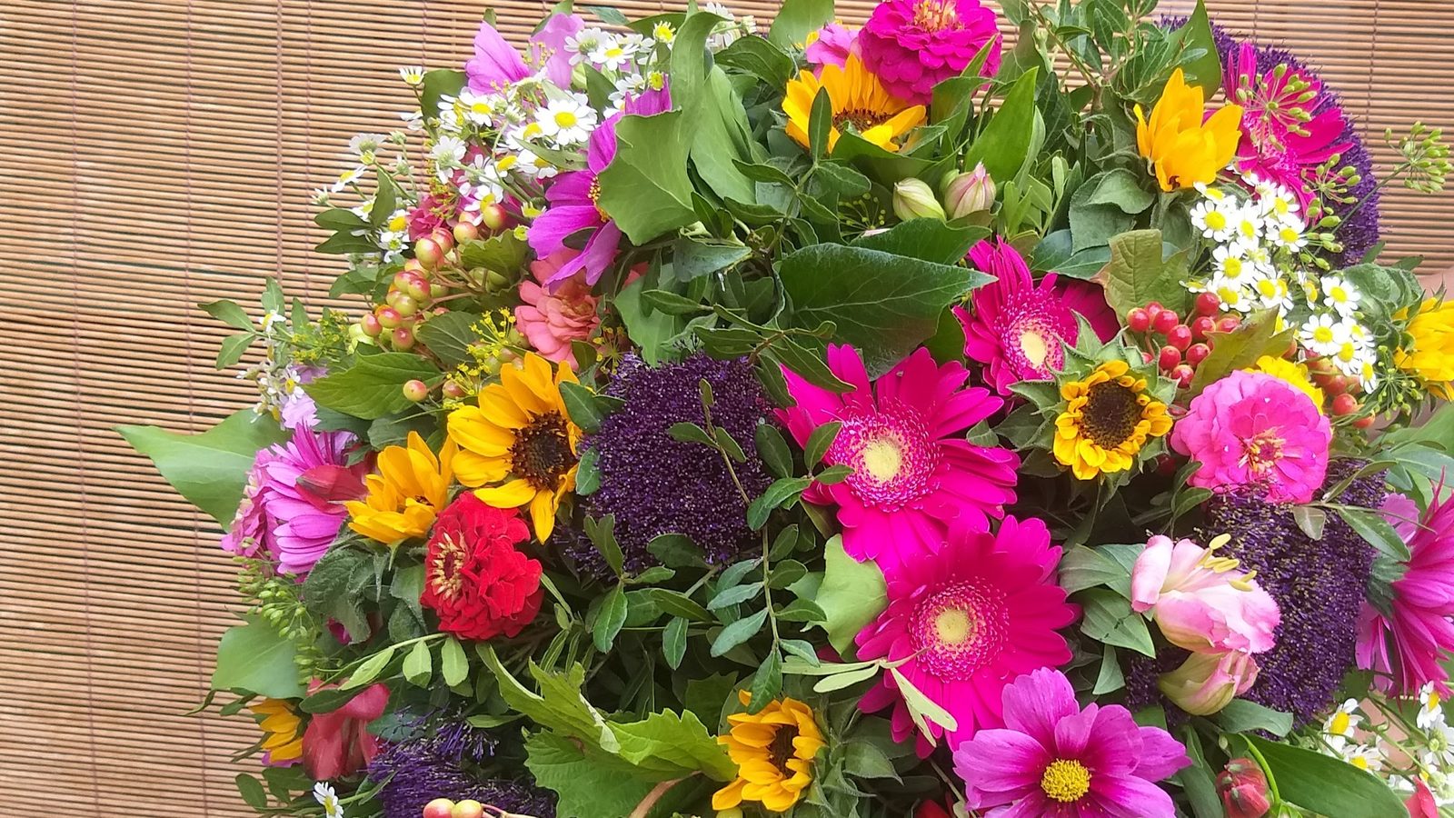 Composition ronde et colorée : gerberas, dahlias et zinnias