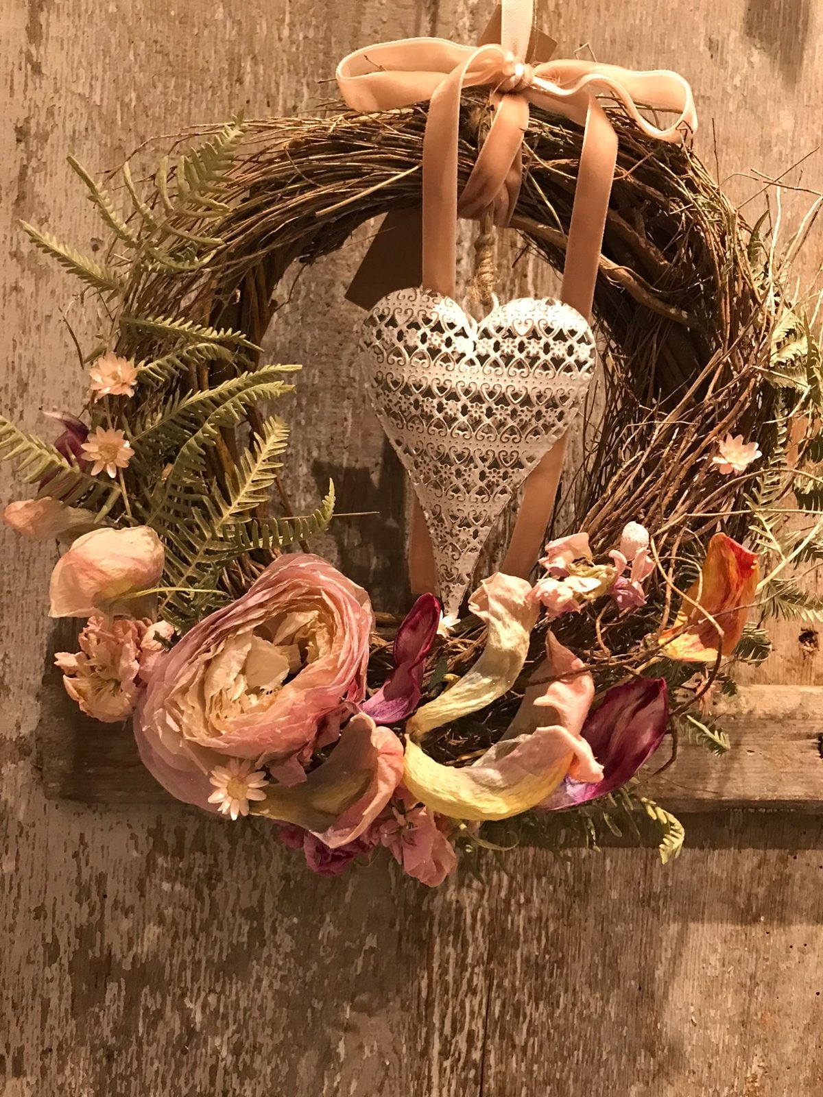 Couronne de fleurs séchées et cœur en dentelle