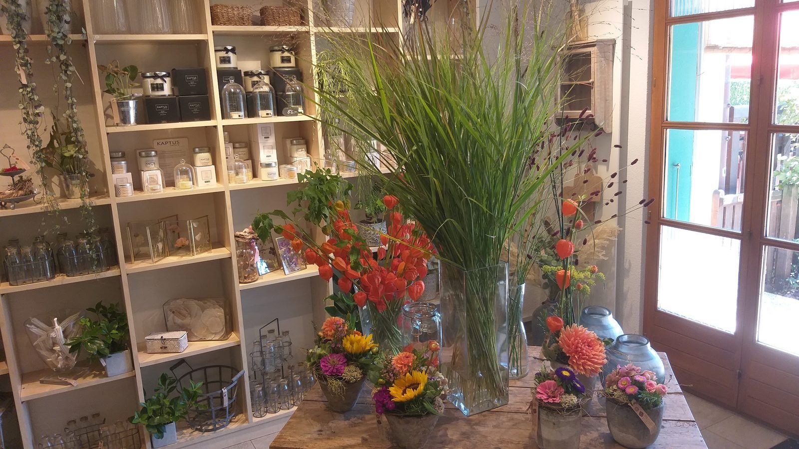 La boutique : étagères de thés et d’objets, bouquet de graminées au centre