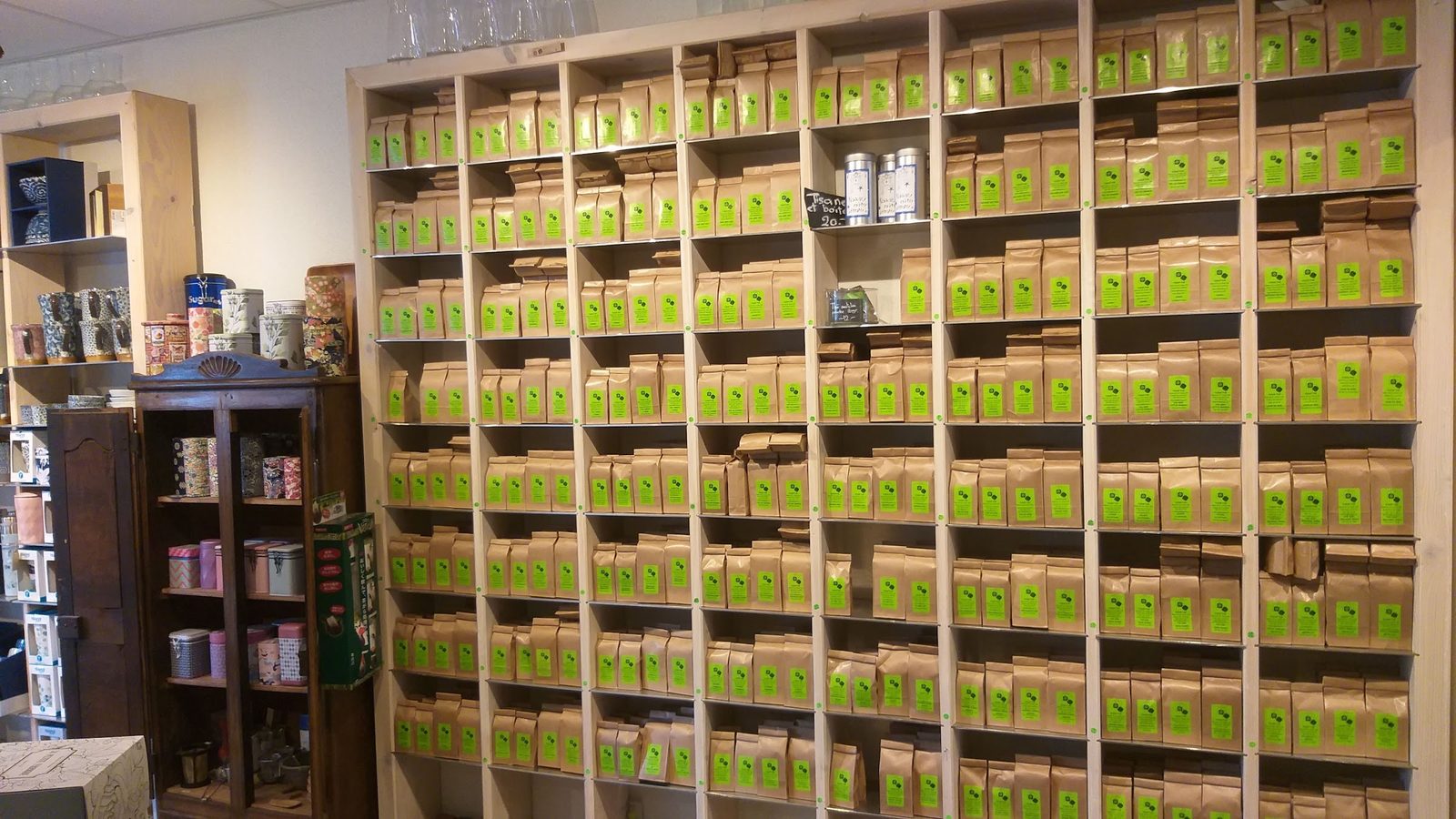 Le mur des thés : boîtes alignées du sol au plafond