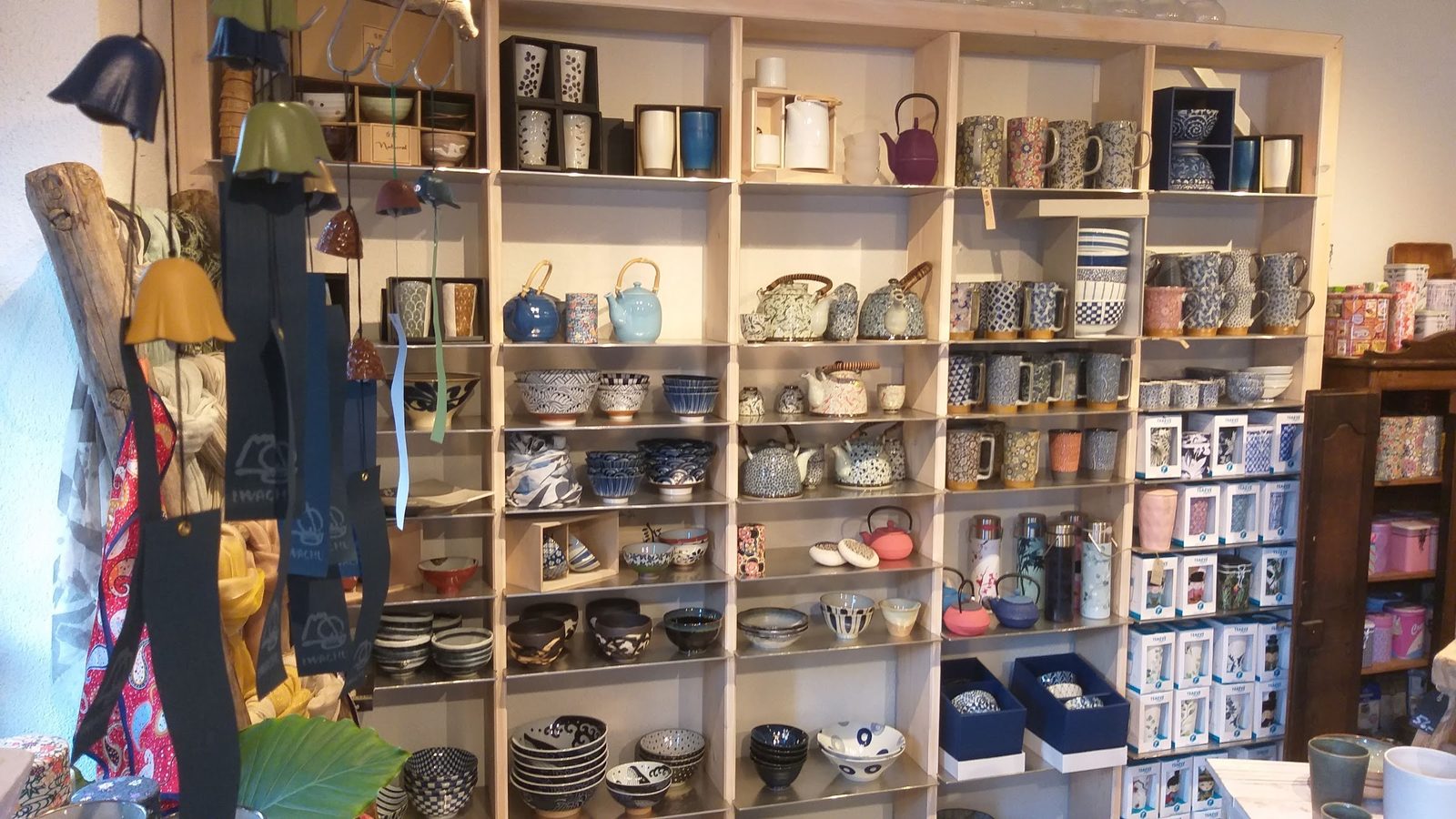 Théières, tasses et objets déco sur les étagères
